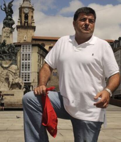 Aginagalde, de espaldas a la balconada de la Virgen Blanca.