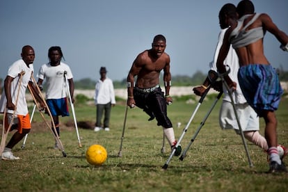 Un grupo de jóvenes con amputaciones de extremidades inferiores -algunos de ellos a causa del terremoto del 12 de enero de 2010- juegan a futbol durante una sesión de entrenamiento en un club de Port-au-Prince. 22 de septiembre de 2010.
