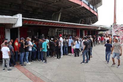 Las familias provenientes del Catatumbo hacen fila en el estadio General Santander en busca de ayuda.