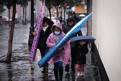Durante el 24 y 25 de diciembre, el frente frío número 19 trajo lluvias torrenciales a decenas de entidades del país, algo atípico durante las celebraciones navideñas. En la imagen, una familia camina bajo la lluvia en el centro histórico de Ciudad de México, el pasado 25 de diciembre. 