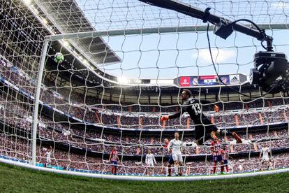 El portero del Atlético de Madrid Jan Oblak intenta parar un lanzamiento del Real Madrid.