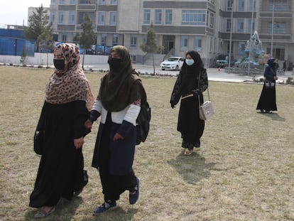 Imagen de archivo de estudiantes afganas.
  (Foto de ARCHIVO)
02/03/2022