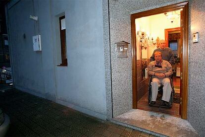 Jos Mara Sancho, con su esposa Soledad Balbina, a la entrada de su vivienda en Sestao.