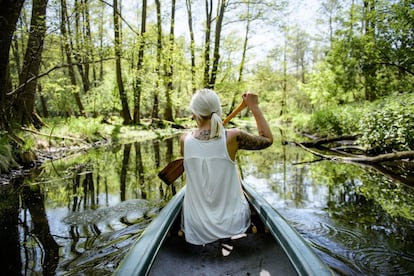 Una mujer rema en una canoa en el arroyo de Loecknitz, en Brandenburgo, Alemania.