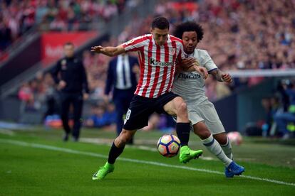 Oscar de Marcos del Atlético de Bilbao y Marcelo Vieira da Silva del Real Madrid en acción.