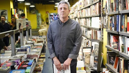 El escritor Alonso Guerrero durante la presetacion de su libro.