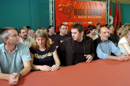 Otegi, en el centro, y Permach (izquierda), en una rueda de prensa de Batasuna en Alsasua (Navarra) en 2006.