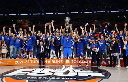 El Anadolu Efes celebra la victoria ante el Real Madrid en la final de la Euroliga disputada este sábado en el Stark Arena de Belgrado.