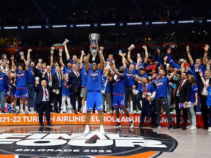 El Anadolu Efes celebra la victoria ante el Real Madrid en la final de la Euroliga disputada este sábado en el Stark Arena de Belgrado.