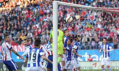 El primer gol —en propia puerta— encajado por la Real Sociedad, un fallo del realista Mikel González.