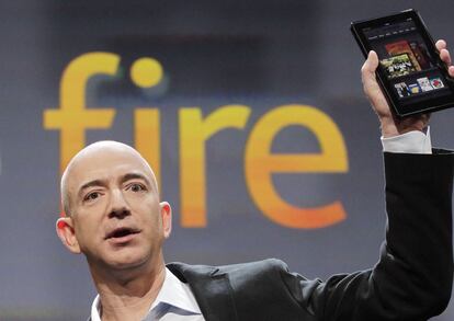 Jeff Bezos exhibe la nueva Kindle Fire