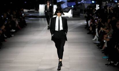 Una modelo, vestida con diseños de Hedi Slimane para la firma Celine, pasea este domingo por una pasarela en la Semana de la Moda de París.