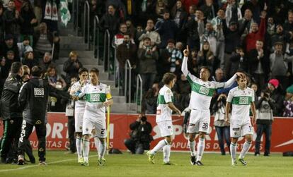 El Elche celebra su primer gol ante el Valencia.