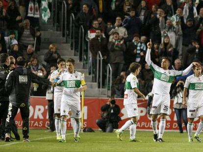 El Elche celebra su primer gol ante el Valencia.