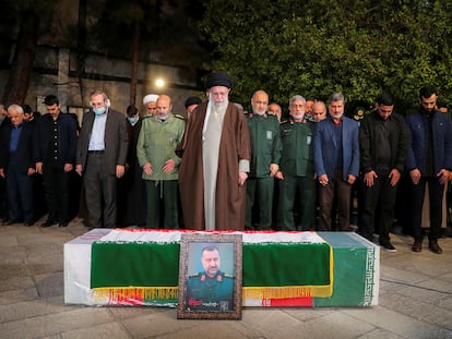 El líder supremo de Irán, el ayatolá Alí Jamenei, en el centro, reza junto al ataúd del asesor principal de la Guardia Revolucionaria de Irán, Sayyed Razi Mousavi, asesinado presuntamente por un ataque aéreo israelí en Damasco (Siria).