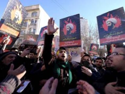 Iraníes protestan en la embajada saudí en Teherán por la ejecución del clérigo Nimr al-Nimr , en junio.