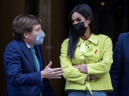 El alcalde de Madrid, José Luis Martínez-Almeida, y la vicealcaldesa, Begoña Villacís, durante la inauguración de la Galería Canalejas, el pasado diciembre.