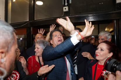 El líder de la coalición GSLP/Lib, Fabian Picardo, celebra su victoria la madrugada de este viernes en Gibraltar.