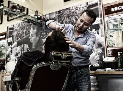 Les butaques de la barberia de Pedro Fernández respiren 71 anys d’història. Situat en plena travessera de Gràcia, entre Balmes i la plaça Gal·la Placídia, trobem el Salón Balmes. L’establiment, lluny de caure en els clixés de les modes “clàssiques”, manté l’originalitat i l’essència de les barberies d’abans. L’opinió del Pedro és clara: “No cal que t’etiquetin de cap manera quan l’únic que vols és que en el teu local es respiri barberia”.