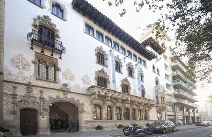 Fachada de la Casa Macaya, obra de Puig i Cadafach, que reabre convertido en un centro de actividades sociales.