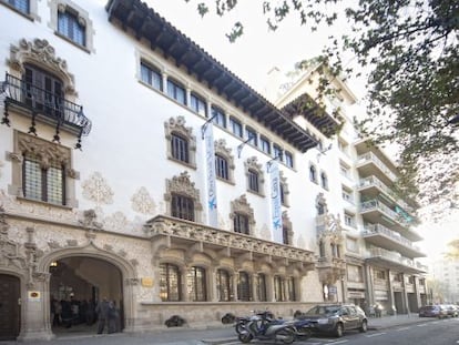 Fachada de la Casa Macaya, obra de Puig i Cadafach, que reabre convertido en un centro de actividades sociales.