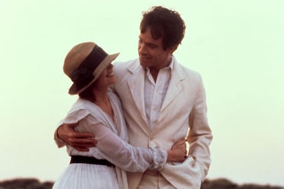 John Reed: Louise, te quiero.
	
	Louise Bryant: No, tu te quieres a ti mismo. A mi me follas.

	 

	Gran intensidad la que vivimos con John Reed (Warren Beatty) y Louise Bryant (Diane Keaton) en este film. Una relación en la que la revolución, el periodismo y el amor ocupaban por partes iguales el alma de los protagonistas. (Rojos, Warren Beatty, 1981).