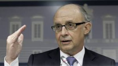 El ministro de Hacienda y Administraciones Públicas, Cristóbal Montoro, durante la rueda de prensa que ha ofrecido tras la reunión del Consejo de Política Fiscal y Financiera celebrada aye en la sede del Ministerio, en Madrid.