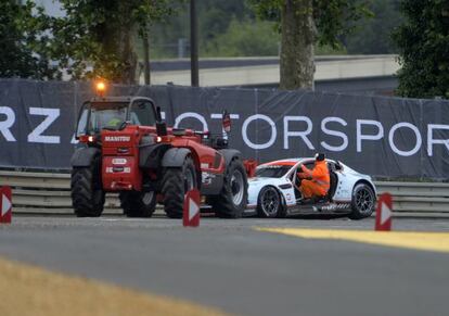 El Aston Martin de Allan Simonsen después del accidente.