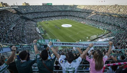 14 millones de personas acudieron la pasada temporada a partidos de LaLiga Santander y LaLiga SmartBank. En la foto, el Benito Villamarín, del Real Betis Balompié, repleto.