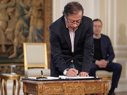 Gustavo Petro firmando la reforma tributaria en el Palacio de Nariño, el 13 de diciembre de 2022.