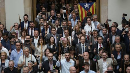 Alcaldes en el Parlament tras la declaración unilateral de independencia, el 27 de octubre de 2017.