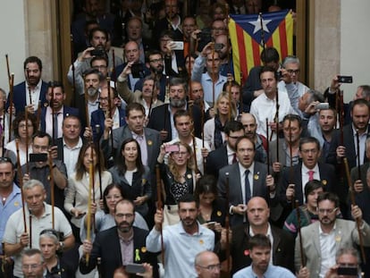 Alcaldes en el Parlament tras la declaración unilateral de independencia, el 27 de octubre de 2017.