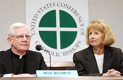 McChesney, junto al monseñor William Fay, en la Conferencia de los obispos celebrada en Washington.