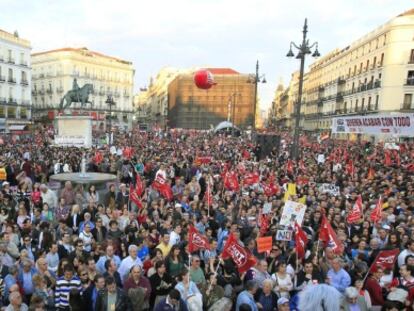 Miles de personas se manifiestan en Sol contra la reforma laboral.