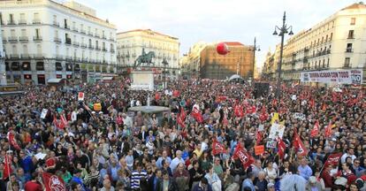 Miles de personas se manifiestan en Sol contra la reforma laboral.