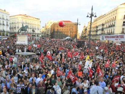 Miles de personas se manifiestan en Sol contra la reforma laboral.