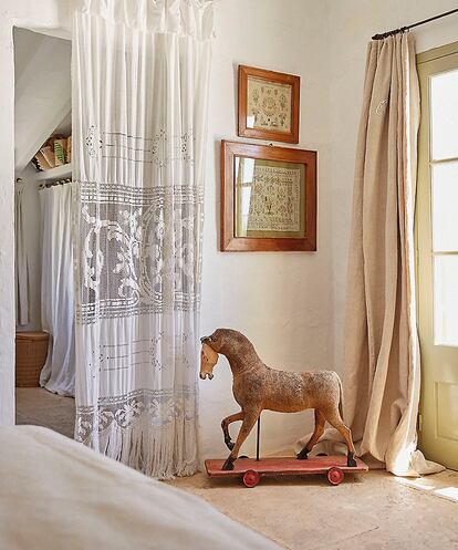 Las cortinas en tejidos naturales que dividen las estancias de la casa familiar de Miró en Menorca.