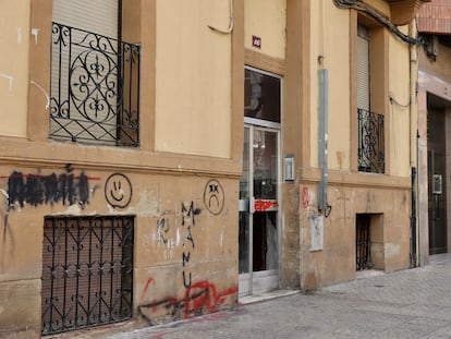Portal de la avenida de Navarra, en Logroño, donde ha tenido lugar la violación grupal contra una menor que investiga la policía.
