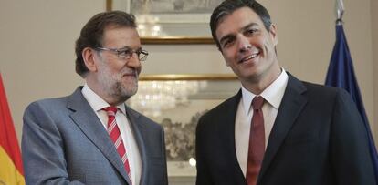 El presidente del Gobierno en funciones, Mariano Rajoy (i), y el secretario general del PSOE, Pedro S&aacute;nchez (d), durante la reuni&oacute;n que mantuvieron recientemente en el Congreso, en el marco de la ronda de contactos con vistas a intentar la investidura. 