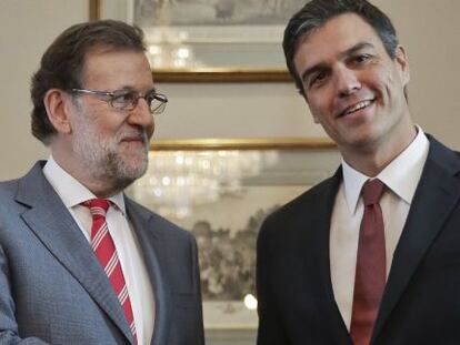 El presidente del Gobierno en funciones, Mariano Rajoy (i), y el secretario general del PSOE, Pedro S&aacute;nchez (d), durante la reuni&oacute;n que mantuvieron recientemente en el Congreso, en el marco de la ronda de contactos con vistas a intentar la investidura. 