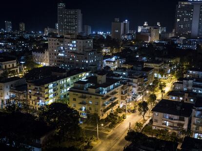 Vista nocturna del barrio de El Vedado.
