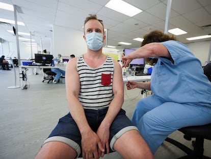 Un hombre se vacuna frente a la viruela del mono en un centro de salud pública de Montreal (Canadá).