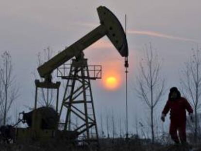 Un ingeniero camina por un yacimiento de petróleo. EFE/Archivo