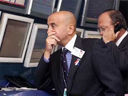 Richard Grasso, presidente de la Bolsa de Nueva York, contempla con gesto preocupado la apertura de la sesión.