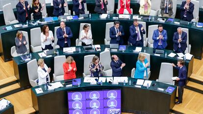 La bancada del PP aplaude al alcalde José Luis Martínez Almeida tras su intervención en el debate 'Estado de la ciudad' en la sesión extraordinario del pleno de Madrid.