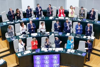 La bancada del PP aplaude al alcalde José Luis Martínez Almeida tras su intervención en el debate 'Estado de la ciudad' en la sesión extraordinario del pleno de Madrid.