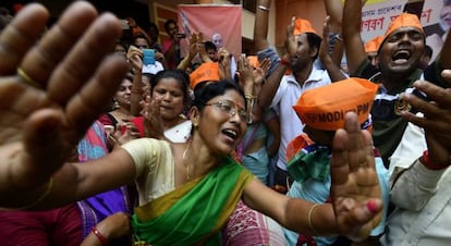 Partidarios de Naredra Modi celebran la victoria del BJP en Guwahati.