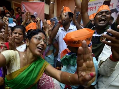 Partidarios de Naredra Modi celebran la victoria del BJP en Guwahati. 