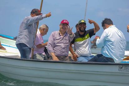 Marcelo Ebrard con pescadores en Mazatlán (Sinaloa), el 21 de junio.