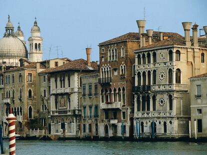 El palacio Ca'Dario, a la derecha, en el Gran Canal de Venecia. 